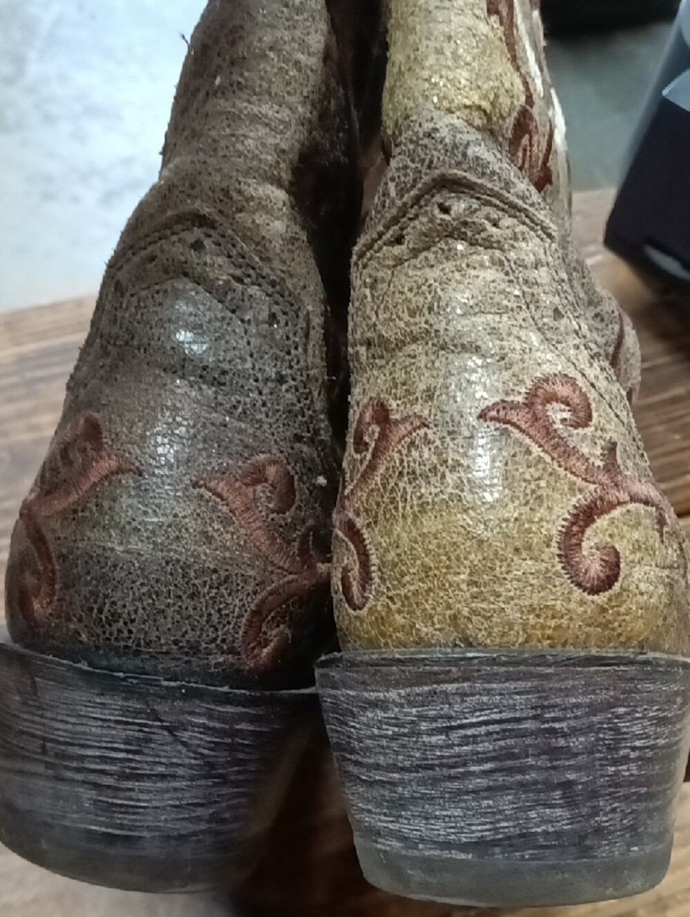 Ariat Brown Leather Boots with White Trim - Picture 8 of 8